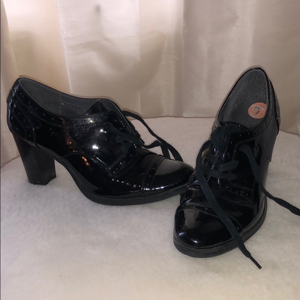 Patent leather lace up shoes